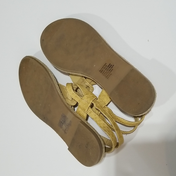 KENNETH COLE REACTION Squared Away Yellow Thong Sandals - Picture 9 of 11